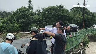 無視淋雨照挨酸　黃國昌仍穿皮鞋勘災