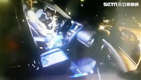 廖男與朋友吃完燒酒雞後，開車至新店建國路後違停睡死，警方拍打車窗仍叫不醒，只好破窗救人，事後卻遭廖母質疑處理不當（翻攝畫面）