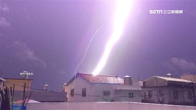 紫色閃電劃破天際　他拍下驚人瞬間
