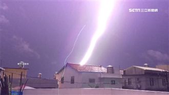 紫色閃電劃破天際　他拍下驚人瞬間