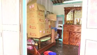 陳井寮水淹膝蓋　準新娘急搬喜餅婚紗