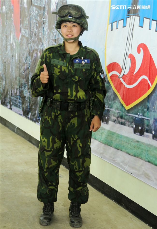 陸軍M60A3戰車正妹駕駛吳寀彤，參與漢光33號演習。（記者邱榮吉/攝影）