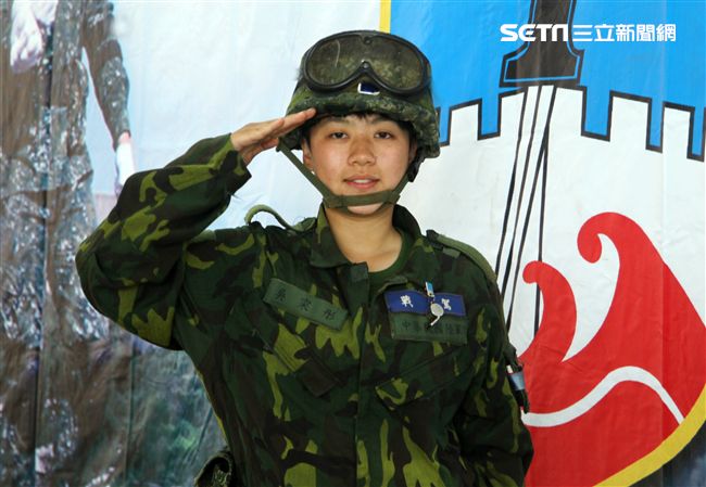 陸軍M60A3戰車正妹駕駛吳寀彤，參與漢光33號演習。（記者邱榮吉/攝影）