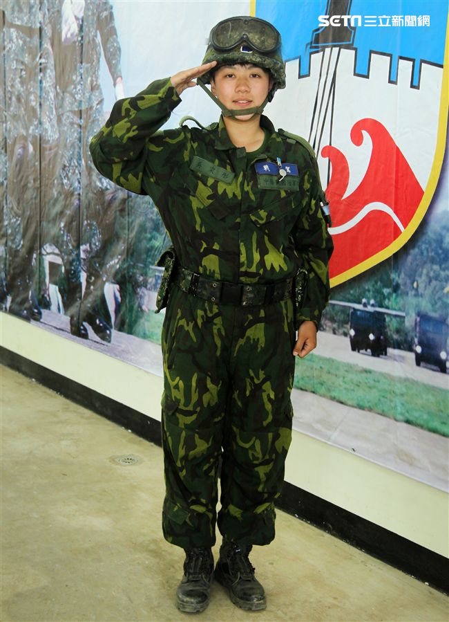 陸軍M60A3戰車正妹駕駛吳寀彤，參與漢光33號演習。（記者邱榮吉/攝影）