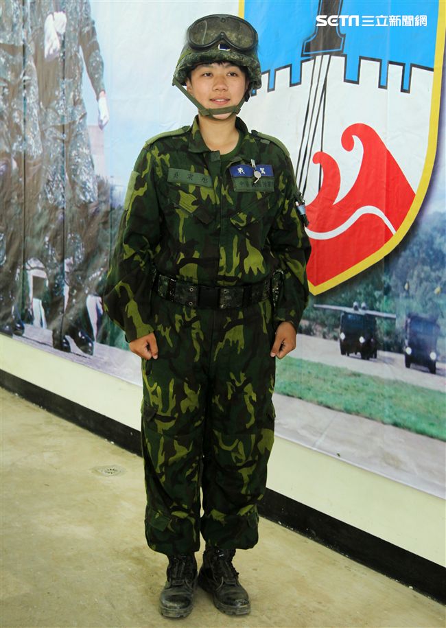 陸軍M60A3戰車正妹駕駛吳寀彤，參與漢光33號演習。（記者邱榮吉/攝影）