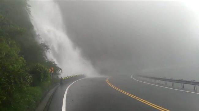 出現落石水瀑　台18線這路段將封閉