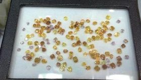 缺錢變賣結婚裸鑽，竟是假貨店家報警抓他。（示意圖／與案情無關）