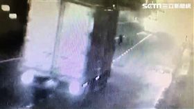 新北市新五路二段驚傳爆炸聲響，疑為有人點燃高空煙火所致，警方調閱監視器畫面，藉以傳喚嫌疑人到案說明（翻攝畫面）