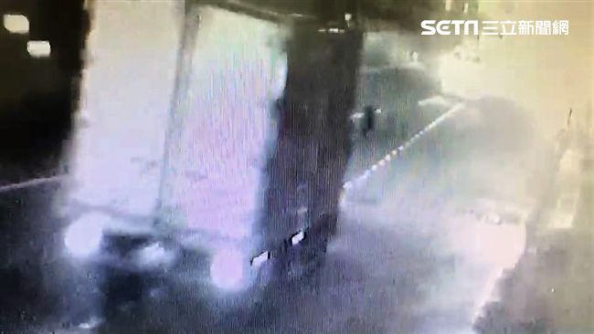馬路驚傳爆炸巨響　疑屁孩放高空煙火