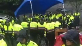 傳統領域,排除私有地,原轉小教室,駐紮,一百天,豪大雨,中正一分局,天降大雨,凱道,帳篷,原住民,部落,彩繪石,獨木舟-翻攝自馬躍．比吼 Mayaw Biho 臉書