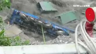 立霧溪水掏空便道　吊車墜河床難救援