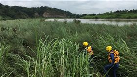 只見單車不見人　急尋苗栗老翁（1）
梅雨鋒面襲台，苗栗縣頭份市傳出1名76歲傅姓老翁失
蹤，警消獲報協尋，僅在中港溪橋下沙洲發現他的腳踏
車（圖），卻未見人影，消防隊在周邊搜尋，截至下午4時皆未尋獲。（翻攝畫面）／中央社