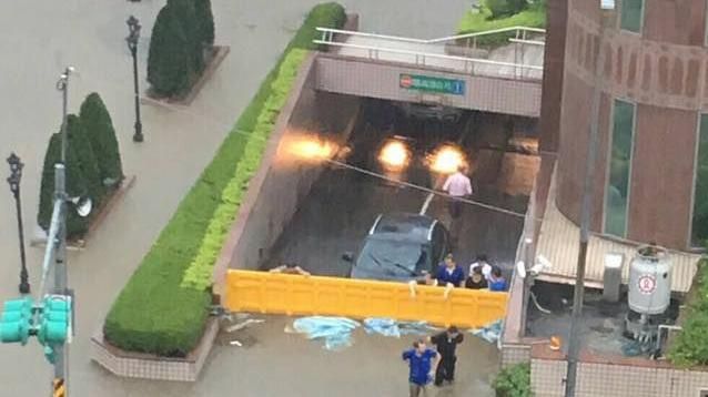 神勇轎車成擋水英雄　背後真相曝光！
