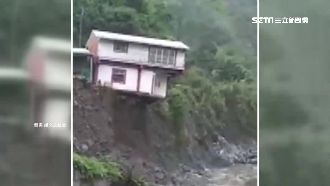 大雨掏空地基　神木村民宅墜入河床