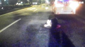 蔡男酒醉搭計程車返家卻路倒，警方獲報前往現場處理，並協助他送醫救治，再通知蔡妻前來會合（翻攝畫面）