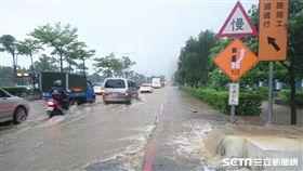 豪大雨,暴雨,淹水,鋒面,新北,大雨,淡水,中正東路,交通,道路,積水－翻攝畫面