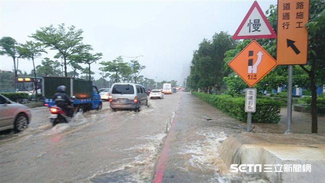 淡水區中正東路又淹　只剩1線道通行