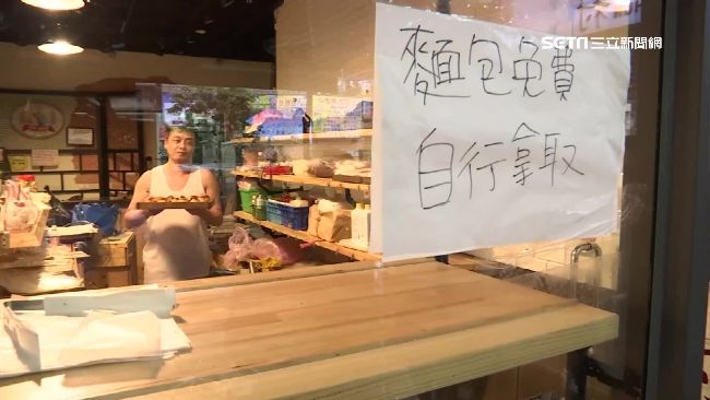 憂災民餓肚子　老闆暖供免費麵包自取