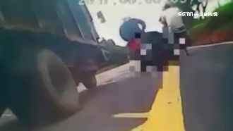 遲到趕上學　騎士自摔遭後方車輛輾斃