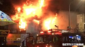 北市中山區民權東路修車廠火警燒到佛堂（圖／翻攝畫面）