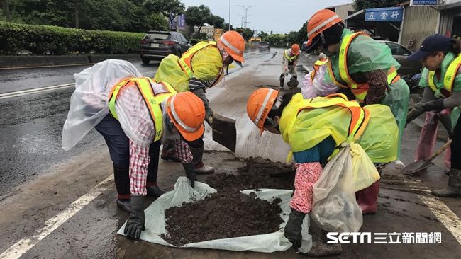 梅雨重創新北　國軍、清潔隊出動清理