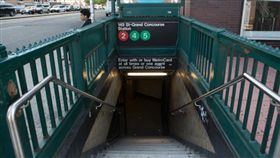 美國,母親,狠心,樓梯,襲擊孩童,過失傷人,逮捕,紐約