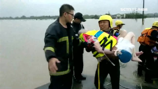 豪雨肆虐！橡皮艇開進安養院救老人