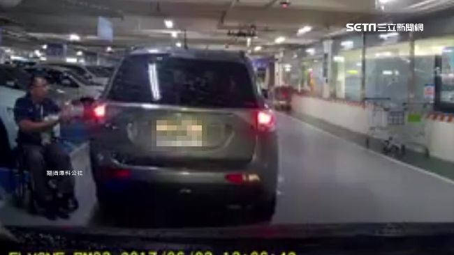 婦搶賣場身障車位　糗遭輪椅哥打臉