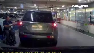 婦搶賣場身障車位　糗遭輪椅哥打臉