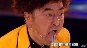 魔術師,TanBA,英國達人秀,刀片,氣球,紙條,進食,吞嚥
（圖／翻攝自YouTube）