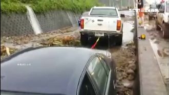 小客車受困　皮卡車「繩索拖車」救援