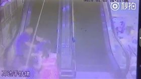 大陸南昌，電扶梯夾人意外，男童（圖／翻攝自秒拍）