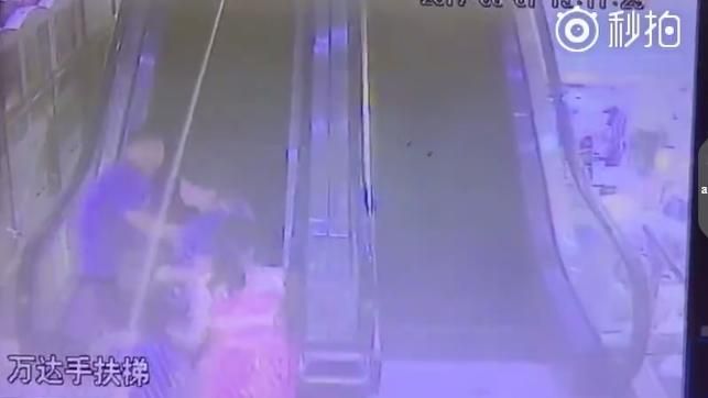 男童搭電扶梯跌倒　右手臂慘遭夾斷