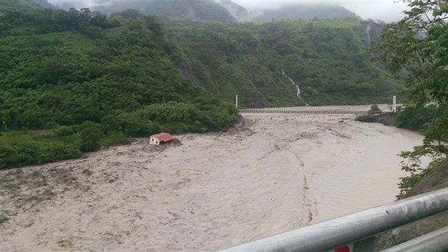 高雄桃源雨量驚人　8民宅遭溪水沖走