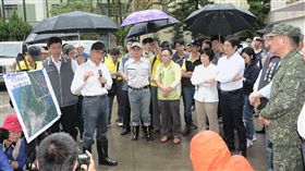 行政院長林全視察豪雨災區。（行政院提供）