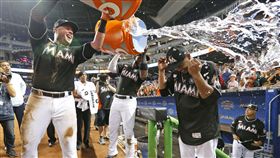 ▲馬林魚隊Bour拿起冰桶倒向Volquez，慶賀他投出無安打比賽。（圖／美聯社／達志影像）