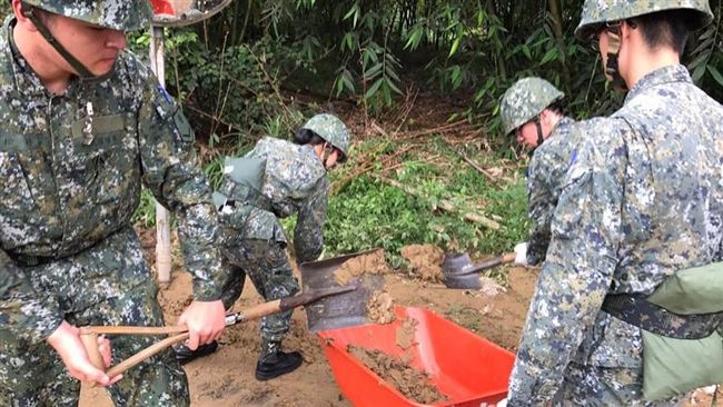 徹夜幫清爛泥　國軍竟被居民嫌動作慢