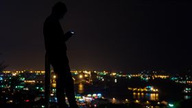 16:9
夜景 玩手機 低頭族
（圖／攝影者綾小路 葵, Flickr CC License）
https://www.flickr.com/photos/76764556@N07/24916169463/