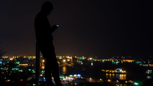 夜夜躺床滑手機　24歲男中風癱瘓