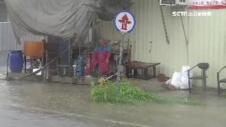 「淹水啦別再過」　熱心伯坐路邊提醒