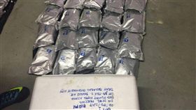 菲警逮台嫌　查扣50公斤疑似安毒
現年56歲的陳姓台灣人涉嫌販毒，3日傍晚在首都大馬
尼拉地區帕拉納圭市（Paranaque）被捕，他車上的1個
容器裏，藏有大約50公斤的疑似安非他命。
（菲律賓緝毒署提供）
中央社記者林行健馬尼拉傳真　106年6月4日