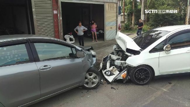 老婦重踩油門闖紅燈　逆向衝撞轎車