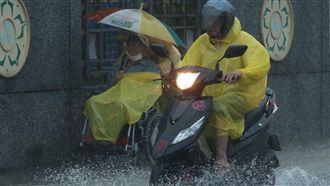 30秒看懂　章魚梅雨鋒面游來台灣晃