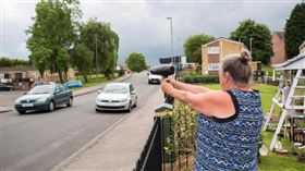 英國婦人布魯克斯（Jean Brooks）拿吹風機當測速。（圖／翻攝自英國《太陽報》）