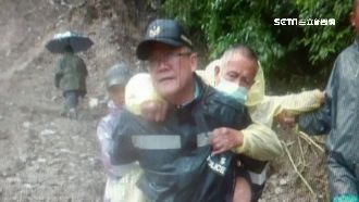 發高燒急需就醫　警冒大雨背老翁下山