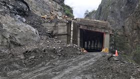 省道台20線南橫公路東段受豪大雨侵襲，向陽至利稻路段153.6及168公里處路基缺口、路面下陷，工務人員進行搶災，預計6月7日下午3時搶通。另六口溫泉明隧道前路基缺口持續加大，已利用機具將道路往山側內移，預計4日中午12時搶通。（三工處提供）
中央社記者李先鳳傳真　106年6月4日