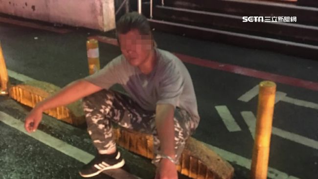 變態男脫褲埋伏　推OL進廁所猥褻