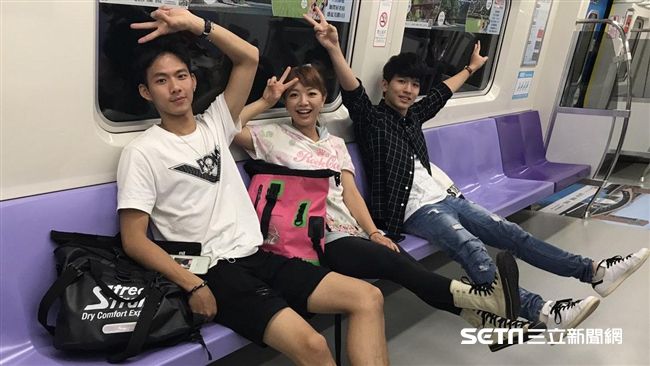 桃園機捷打卡熱點　朝聖夢幻紫色列車