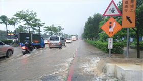 豪大雨,暴雨,淹水,鋒面,新北,大雨,淡水,中正東路,交通,道路,積水－翻攝畫面