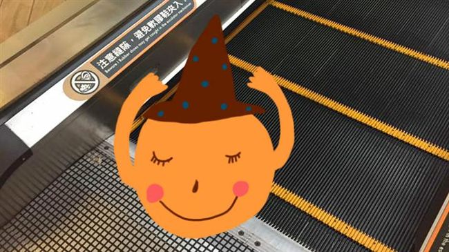 不只布希鞋　兒童布鞋也會捲進電扶梯